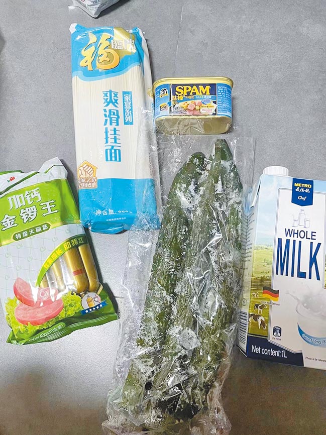 一名住上海浦东洋泾大道附近的台湾民眾，4月4日第一次收到政府发的物资礼包。（住上海台湾民眾提供）
