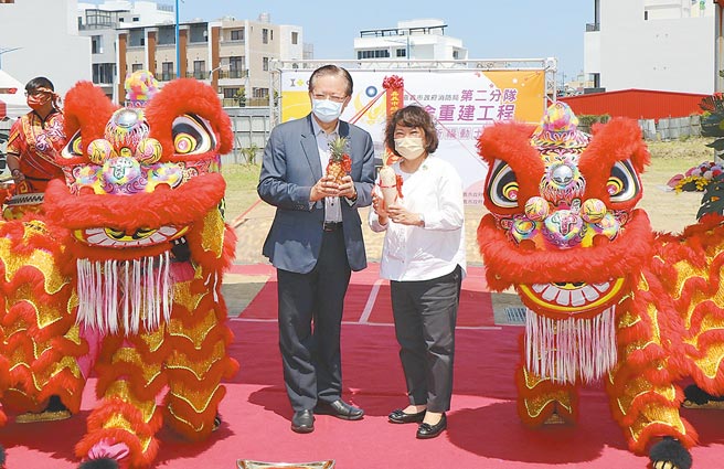 等了24年，嘉義市消防局第二分隊10日舉辦廳舍重建工程動土典禮，嘉義市長黃敏惠（右）、消防署署長蕭煥章（左）肯定未來二分隊救援能力將再強化。（呂妍庭攝）