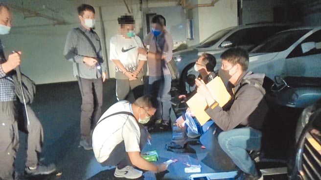 台南市刑大偵二隊逮獲擁槍毒的盧姓嫌犯（站立白色衣服者）。（讀者提供／程炳璋台南傳真）