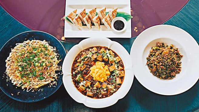 港式萝卜糕（见图上）淋上酱油后，当配菜或早餐都是十分可口的选择。健康无麸质米谷粉煎饼（见图下左）可加入鲔鱼罐头增色增味。麻婆滑蛋豆腐（见图下中）香辣美味相当开胃，一家大小都难以抗拒。酸豇豆炒肉末（见图下右）不管是配白饭、麵条都诱人食指大动，吃法十分多元。（罗永铭摄）