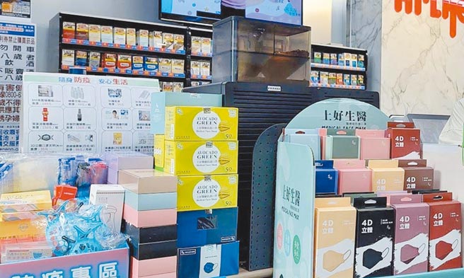 莱尔富设立防疫专区货架，指定口罩任选10盒999元。（莱尔富提供）