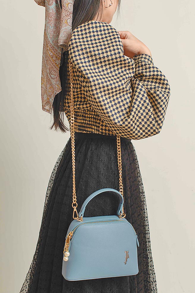 My Story and I重返海洋刺繡藍鯊手提包，1380元。（My Story and I提供）