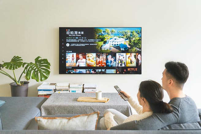 Sony的BRAVIA XR機種搭載Sony頂尖影像處理器XR，可模擬人類觀看與聆聽的方式運作，此為「Perfect for PlayStation 5」推薦機種，定價5萬2900元起。（Sony提供）