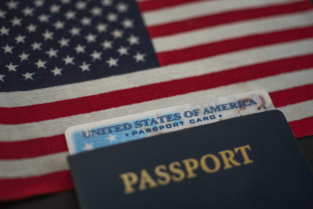 美国总统拜登政府先前宣布，4月11日起民众可在申请护照时选择性别X。示意图／shutterstock(photo:ChinaTimes)