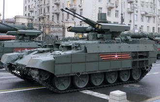 俄軍最新式「終結者」支援戰車向烏克蘭邊境運輸