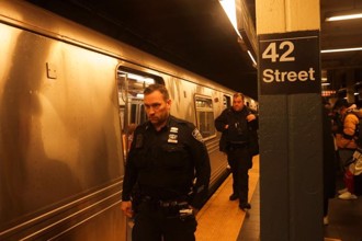 影》紐約地鐵站爆槍擊 車廂月台濺血29傷 歹徒戴防毒面具逃逸