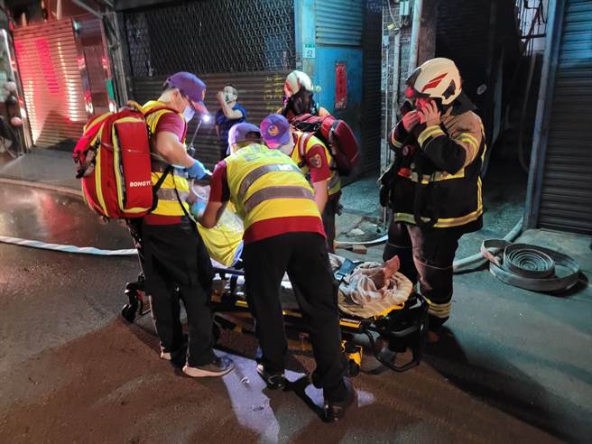 桃园公寓深夜祝融烈焰衝天，7旬屋主救火一度受困，勇消深入火场顺利救出。(翻摄照片／蔡依珍桃园传真)