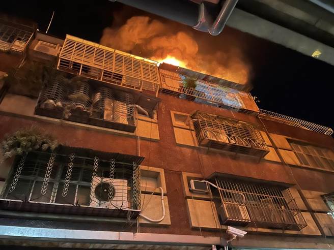 桃园公寓深夜祝融烈焰衝天，7旬屋主救火一度受困，勇消深入火场顺利救出。(翻摄照片／蔡依珍桃园传真)