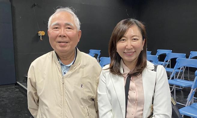 左化鹏》能上讲坛、能下部队的美女博士。（爱传媒提供）