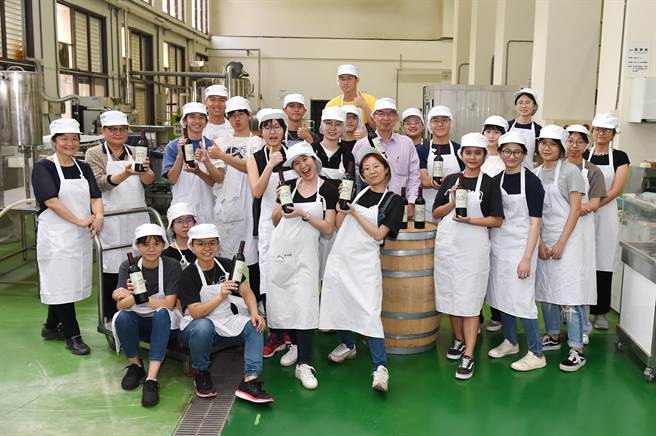 静宜食营系是全台唯一将食品与营养专业「合二为一」的系所，依专业领域分「食品与生物技术组」及「营养与保健组」。（静宜大学提供）