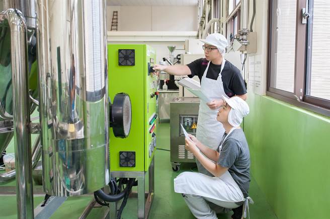 静宜食营系拥有完善专业的设备，也设置动物中心、精密仪器室及生物技术等实验室，更聘请专业助教带领实验及实务课程。（静宜大学提供）