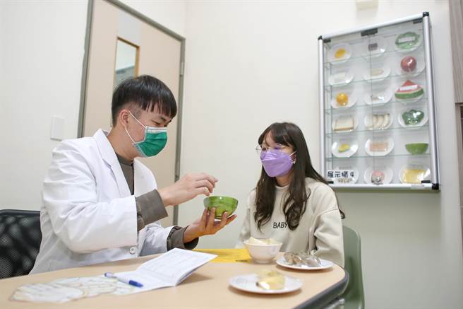 食营系完成营养实习的学生，在特定时段为教职员生进行均衡饮食、体重控制等谘询服务。（静宜大学提供）