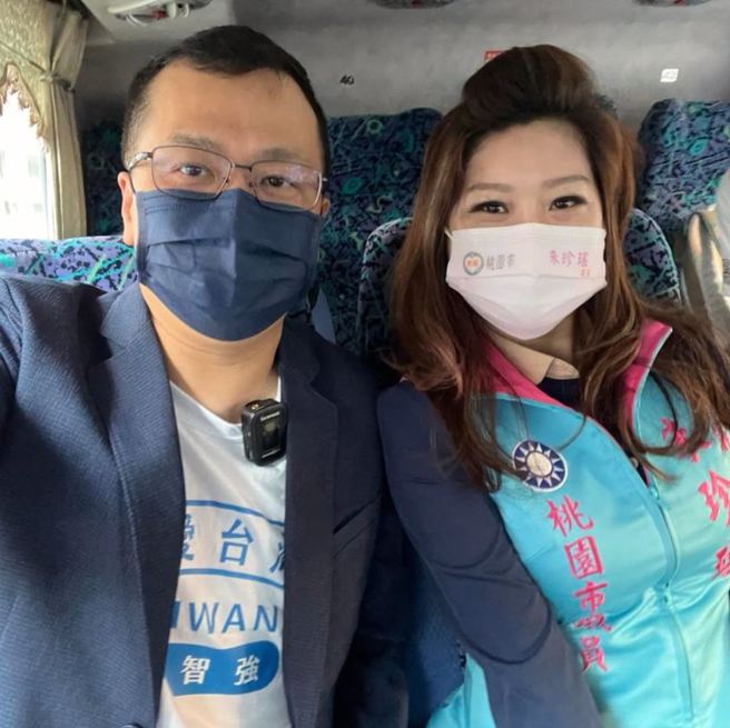 国民党台北市议员罗智强（左）与桃园市议员朱珍瑶一同搭乘客运来台北，亲身体验通勤族的辛苦。（图／翻摄自罗智强脸书）
