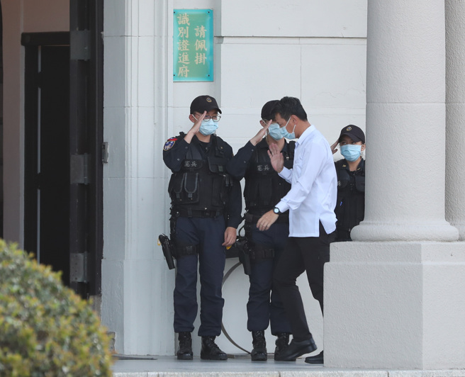 蔡英文总统因为跟家人于4月4日家人在官邸午宴，随后有一家人身体不适，今天接获通报确诊新冠病毒，蔡英文预计将于官邸隔离10天到到4月14日为止。图为总统府外宪兵。（图/郑任南摄）