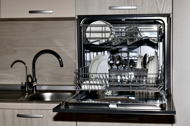 建商厨房标配都是烘碗机？是鸡肋还是神器？来看看网友怎么说！(示意图／shutterstock)