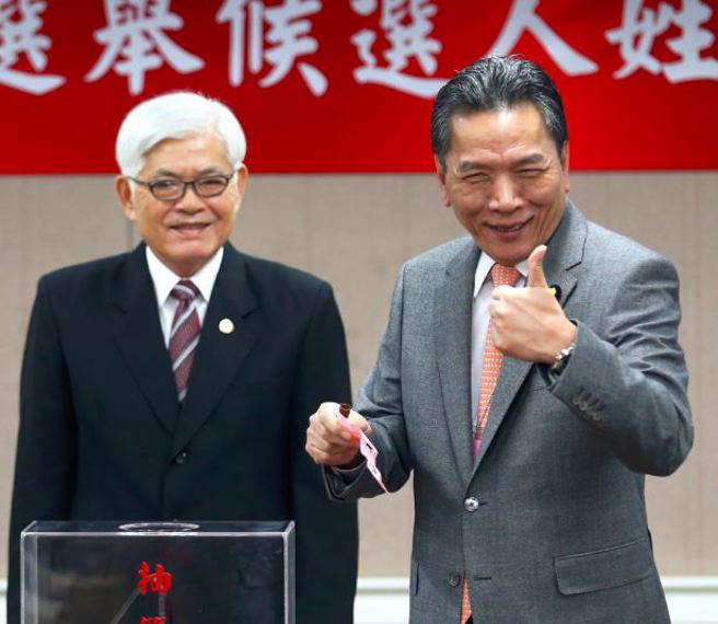 传出蔡英文总统可望提名亲民党秘书长李鸿钧（右）担任监察院副院长。（资料照）