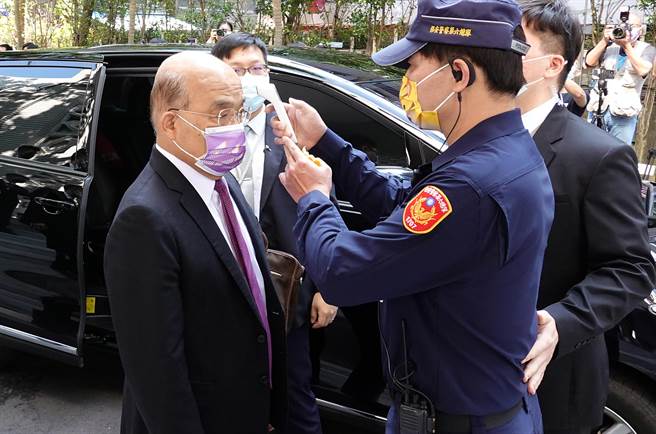行政院长苏贞昌12日赴立法院备询并接受体温测量。（姚志平摄）