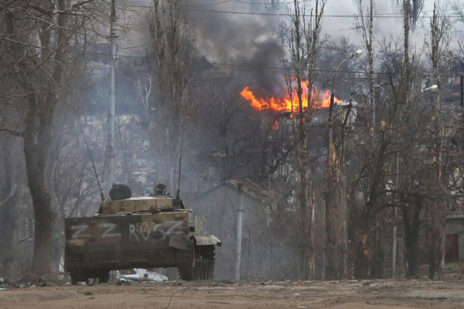 俄烏衝突期間，一輛親俄羅斯部隊裝甲車4月11日出現在烏克蘭東南部大城馬立波（Mariupol）街頭。（路透）