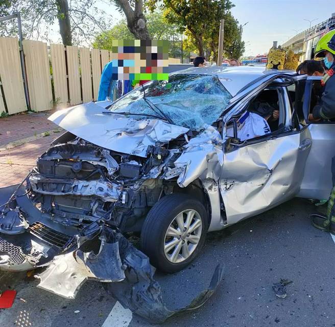 方男為閃避警方攔查與警車碰撞後，再撞上前方營業大貨車尾部後，導致方男自小客車頭毀損變形卡於駕駛座。（民眾提供）