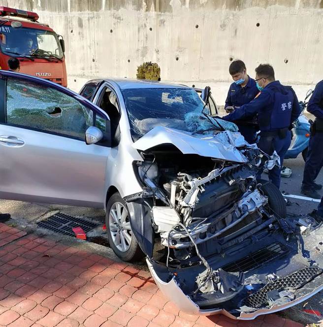 方男為閃避警方攔查與警車碰撞後，再撞上前方營業大貨車尾部後，導致方男自小客車頭毀損變形卡於駕駛座。（民眾提供）