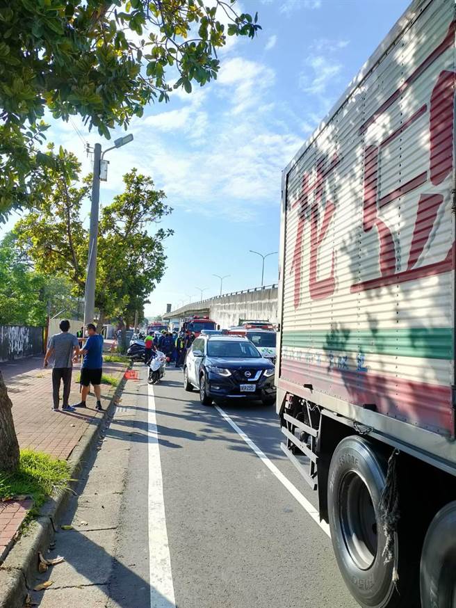 方男為閃避警方攔查與警車碰撞後，再撞上前方營業大貨車尾部後，導致方男自小客車頭毀損變形卡於駕駛座。（民眾提供）