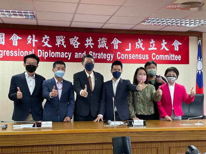 民進黨立委何志偉邀請16位跨黨派立委組成「國會外交戰略共識會」，今（12日）在立法院舉行成立大會。（葉書宏攝）