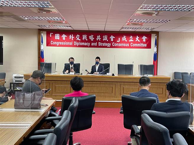 民進黨立委何志偉邀請16位跨黨派立委組成「國會外交戰略共識會」，今（12日）在立法院舉行成立大會。（葉書宏攝）