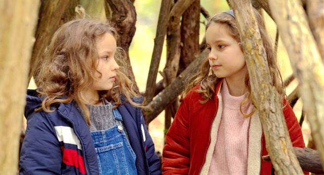 《亲爱的童伴》主要演员是一对双胞胎姊妹，姊姊约瑟芬桑斯（左）跟妹妹嘉布莉叶桑斯。（海鹏提供）