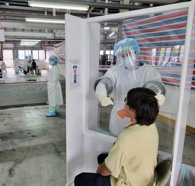 杰太日烟国际公司台南厂，传出有生产线员工确诊，卫生局召回员工筛检。（示意图，非烟厂员工。本报资料照片）