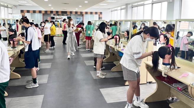 中市国中技艺竞赛登场，12职群81校代表大展身手。（台中市政府提供）