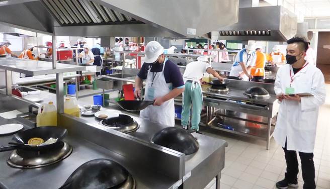 中市国中技艺竞赛登场，12职群81校代表大展身手。（台中市政府提供）