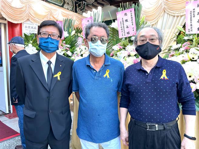 中华电影制片协会理事长刘益东（左起）、朱延平导演、影评人王清华到场哀悼廖祥雄。（中华民国电影摄影协会提供）