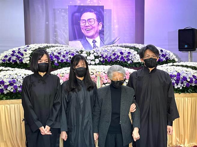 廖祥雄遗孀和3名子女神情哀戚，忍泪向前来悼念的亲友鞠躬致意。（中华民国电影摄影协会提供）
