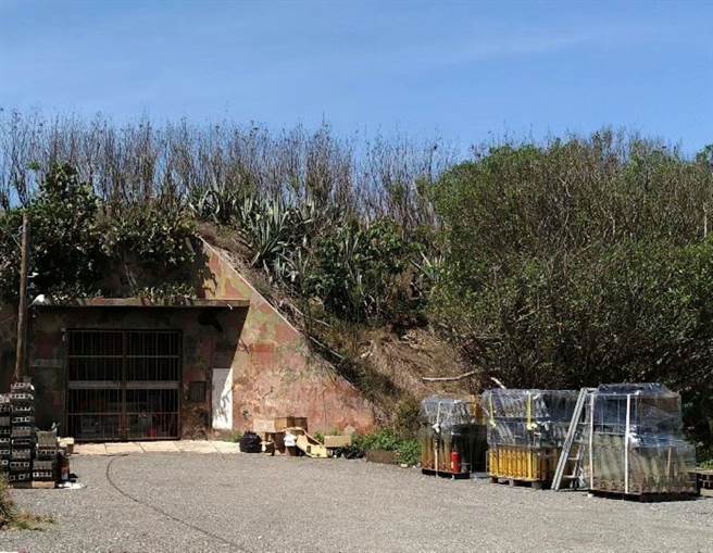 澎湖国际花火节第一批专业烟火已运抵澎湖，为安全起见存放在东卫来福弹药库内。（澎湖县消防局提供）