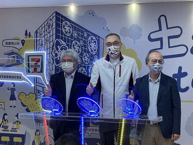 新北市府今舉行「土城區明德段商業用地招商案」啟動典禮，宣布將打造地下3層、地上7層的複合式大樓，未來將有7-ELEVEN、康是美、星巴克等統一集團品牌進駐。（蔡雯如攝）