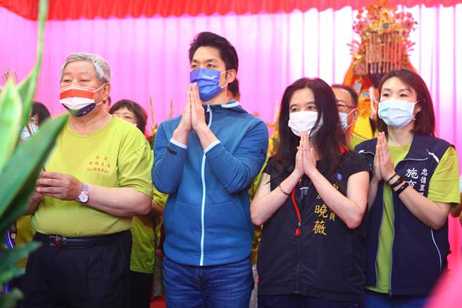 立委蔣萬安（左二）12日參加「加蚋文化節」保儀大夫祈福遶境前祈福儀式，希望遶境圓滿成功一切順利，也保佑在地民眾平安、健康。（張立勳攝）