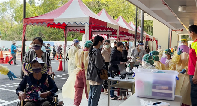 台中市政府火速在11日设东新国小设前进指挥所，并在东新国小客家乐活园区进行社区筛检。（台中市政府提供／冯惠宜台中传真）