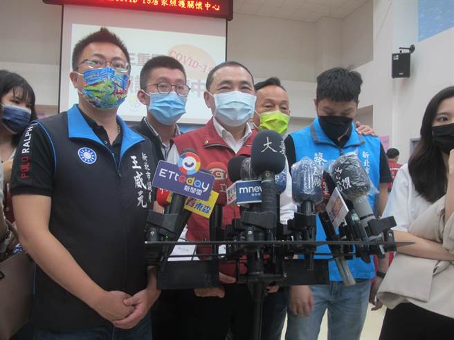 對於中央鬆綁停課標準，新北市長侯友宜表示，全國一致性標準比較好。（陳慰慈攝）