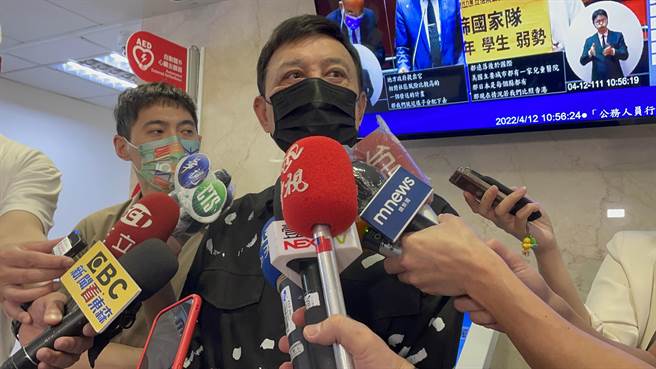 民進黨立委余天昨（11日）宣布參選新北市黨部主委，外傳就是受到蔡英文總統鼓勵，余表示，總統把自己當大哥，勸進選主委完全沒有提過。（葉書宏攝）