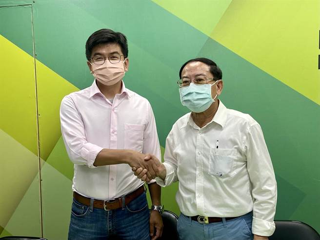 民進黨宜蘭市長民調結果今日（12日）出爐，由前縣議員賴瑞鼎代表民進黨參選，賴瑞鼎與游國連表示會繼續為黨內努力。（吳佩蓉攝）