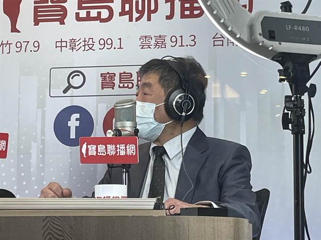 中央流行疫情指揮中心指揮官陳時中今接受廣播節目採訪時，被問及蔡總統是否曾找他談過參選一事，透露「沒有正式談過」，主持人追問是否「非正式談過」？他尷尬地說「這樣問我很難回答」。至於民進黨選舉對策委員會召集人林錫耀，他則回答「大家都有閒聊過」。（林周義攝）