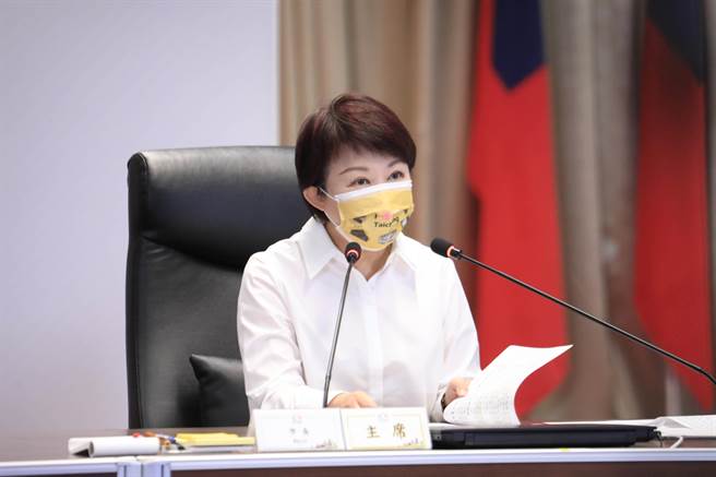 台中市長盧秀燕主持市政會議時，宣布周末將加開47處快打站，為全市30歲以上市民，分流造冊施打第三劑莫德納疫苗，符合資格者將會收到接種通知單，歡迎市民朋友按照指定的時間、地點，踴躍前往施打。（謝瓊雲攝）
