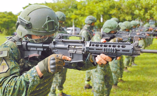 國防部公告「全民國防手冊」範本，提供民眾面臨軍事危機及可能發生的災難時緊急應變資訊。(示意圖/軍聞社)