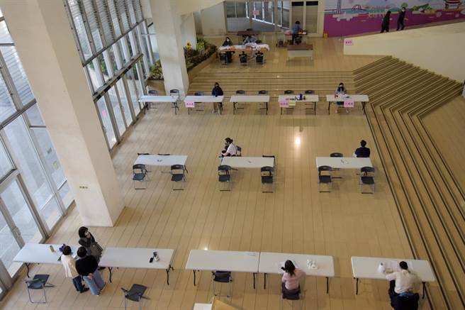 县府表示，儘管进入中庭仍需要出示小黄卡，疫苗接种或快筛阴性等证明，非公务邮件包裹也只能放置在南郭路侧门的物流收件区，统一管理。（县府提供／吴建辉彰化传真）