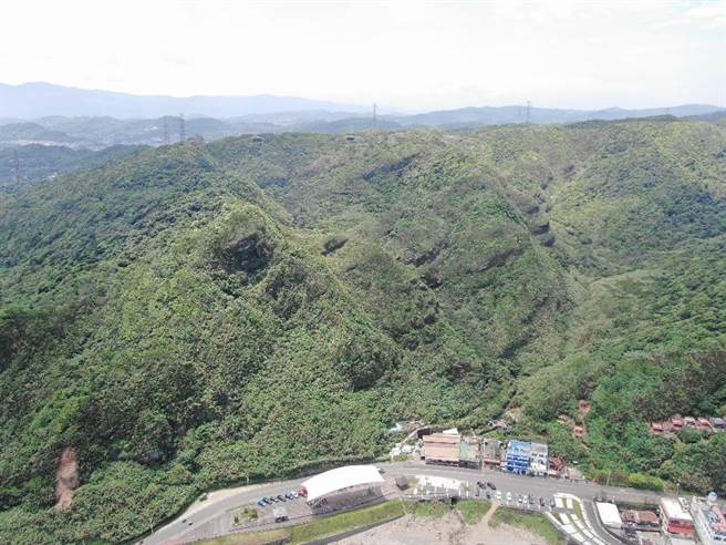 消防局出動無人機進行影像空拍，觀察岩塊各面向節理發展。（基隆市消防局提供／陳彩玲基隆傳真）