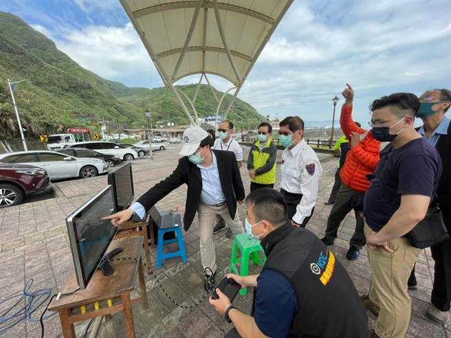消防局出動無人機進行影像空拍，觀察岩塊各面向節理發展。（基隆市消防局提供／陳彩玲基隆傳真）