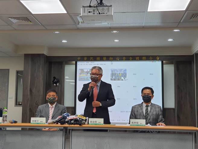 药师公会今宣布配合中央政策执行送药到府服务。（陈人齐摄）