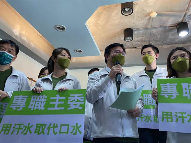 台北市議員張茂楠（前右二）12日登記參選民進黨台北市黨部主委。（張立勳攝）