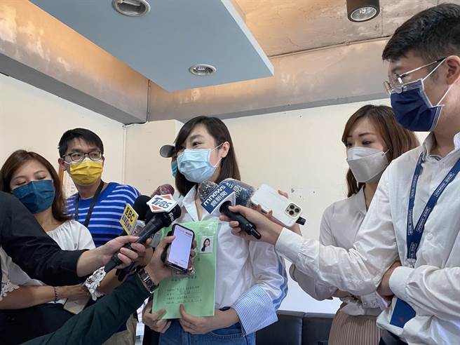 前台北市議員顏聖冠12日登記參選民進黨台北市黨部主委。（張立勳攝）