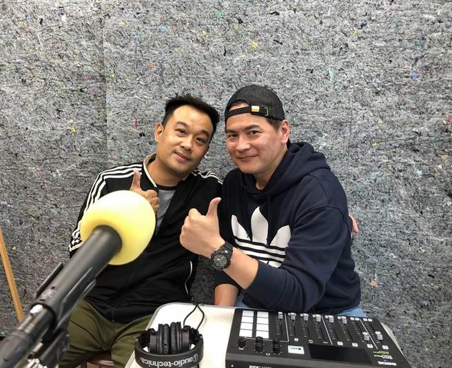 馬國賢（右）在播客節目《金馬講》與《天才衝衝衝》製作人曾永全還原輸不起事件。（艾迪昇傳播提供）